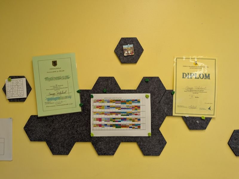 Klassiruumi seinal olevad diplomid ja tunnustused